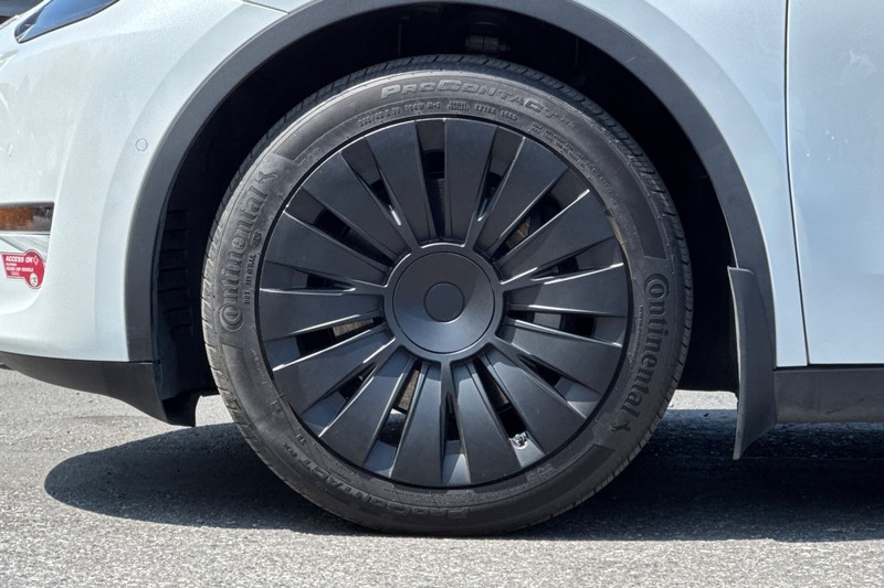Tesla Model Y Vehicle Full-screen Gallery Image 25