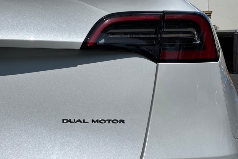Tesla Model Y Vehicle Full-screen Gallery Image 26