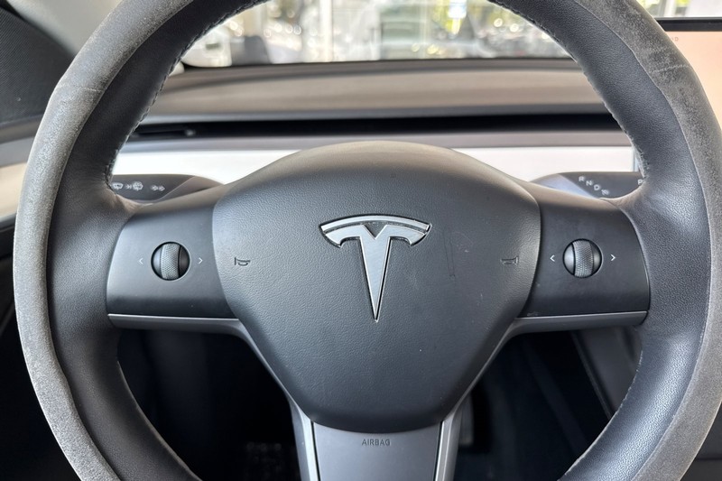 Tesla Model Y Vehicle Full-screen Gallery Image 27
