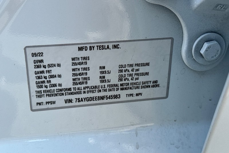 Tesla Model Y Vehicle Full-screen Gallery Image 29