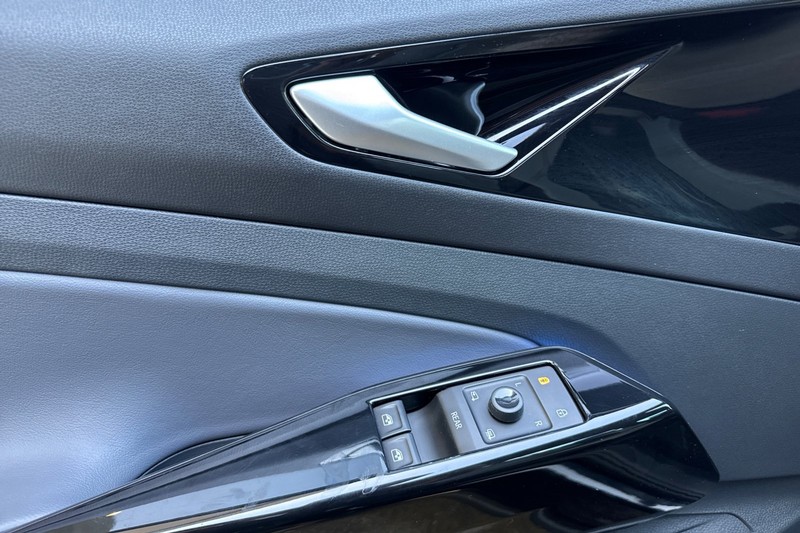 Volkswagen ID.4 Vehicle Full-screen Gallery Image 11