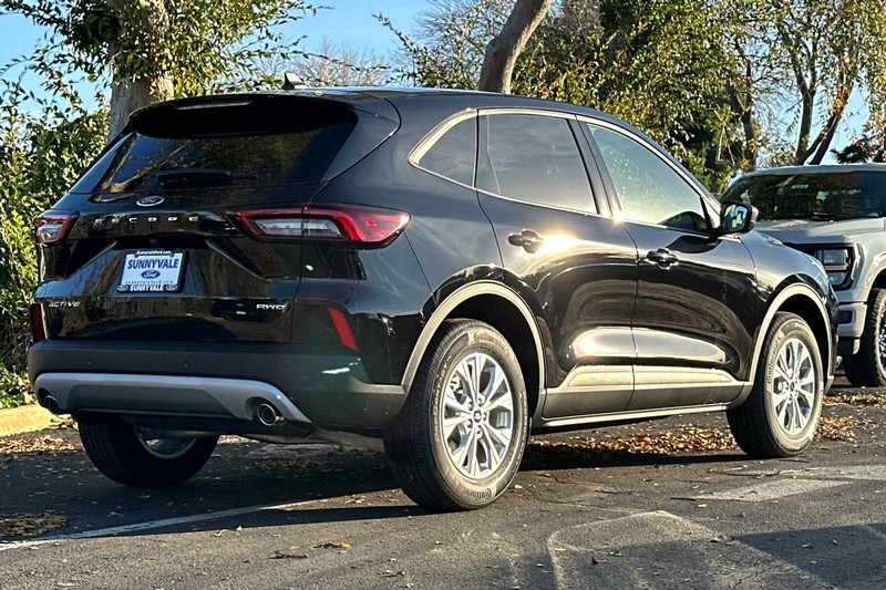 Ford Escape Vehicle Full-screen Gallery Image 05