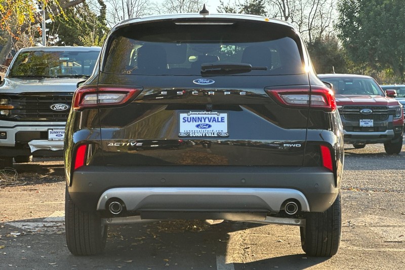 Ford Escape Vehicle Full-screen Gallery Image 06