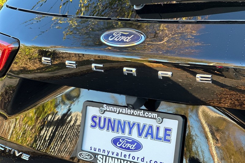 Ford Escape Vehicle Full-screen Gallery Image 07