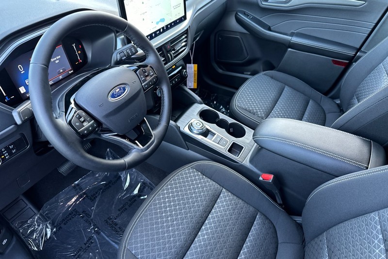 Ford Escape Vehicle Full-screen Gallery Image 08