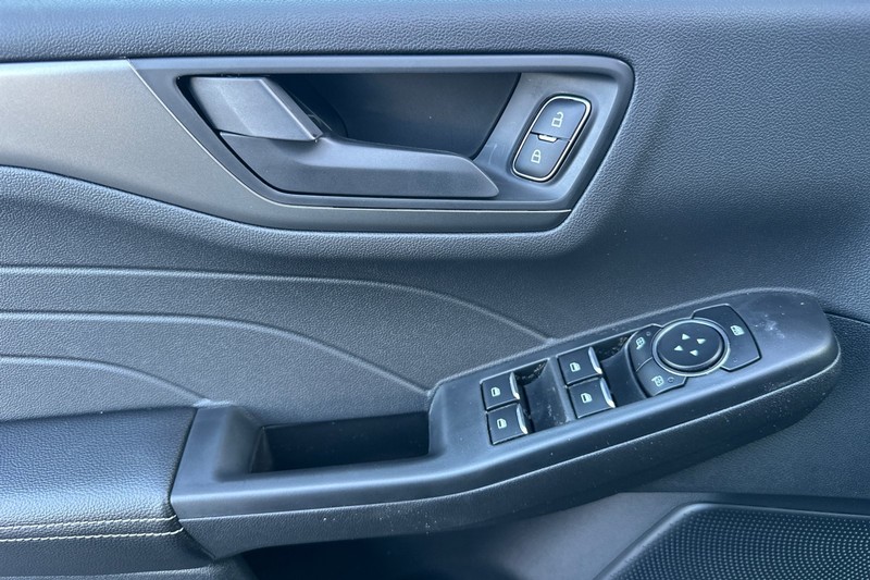 Ford Escape Vehicle Full-screen Gallery Image 09