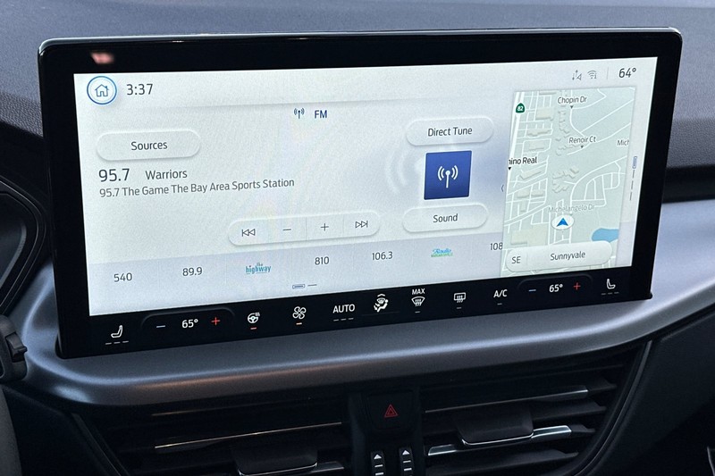 Ford Escape Vehicle Full-screen Gallery Image 16