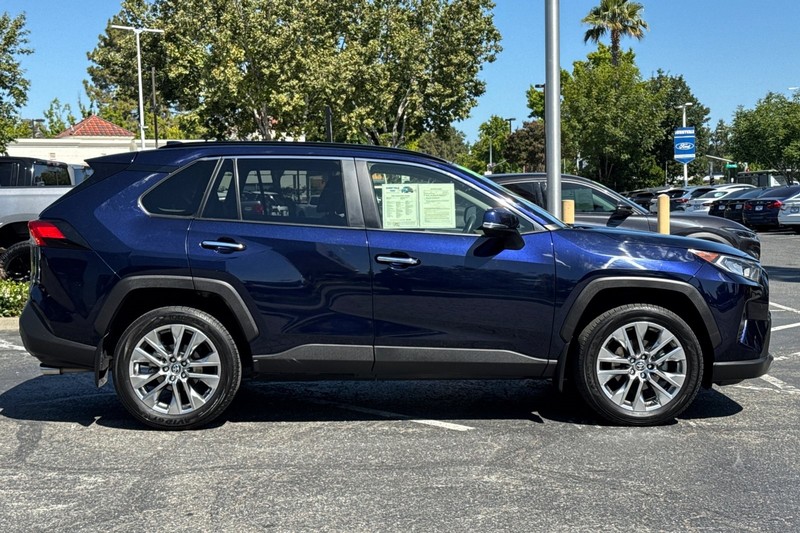 Toyota RAV4 Vehicle Full-screen Gallery Image 03