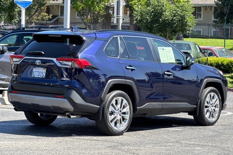 Toyota RAV4 Vehicle Full-screen Gallery Image 04
