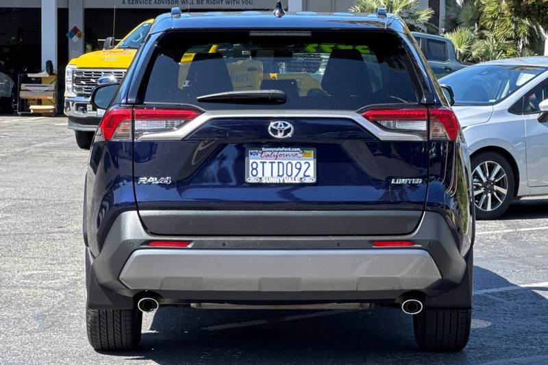 Toyota RAV4 Vehicle Full-screen Gallery Image 05
