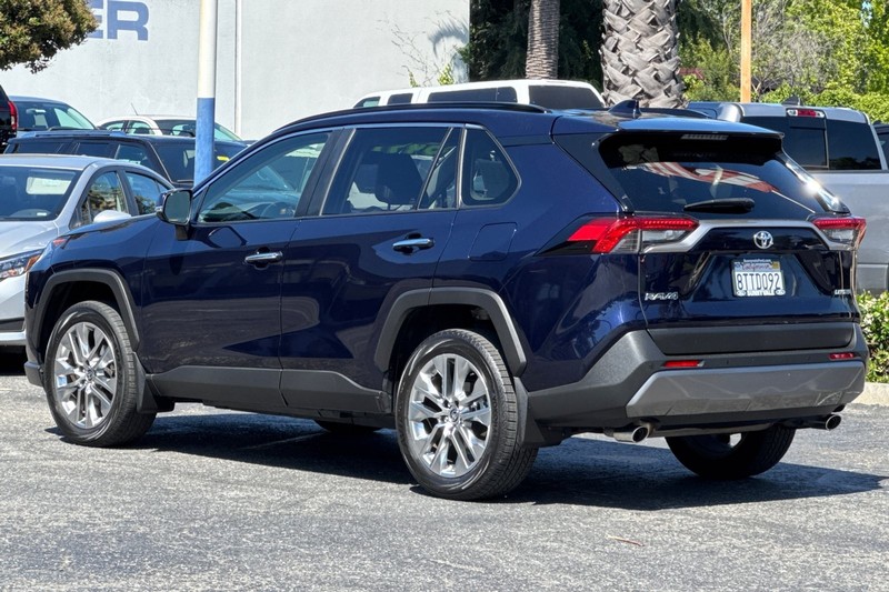 Toyota RAV4 Vehicle Full-screen Gallery Image 06