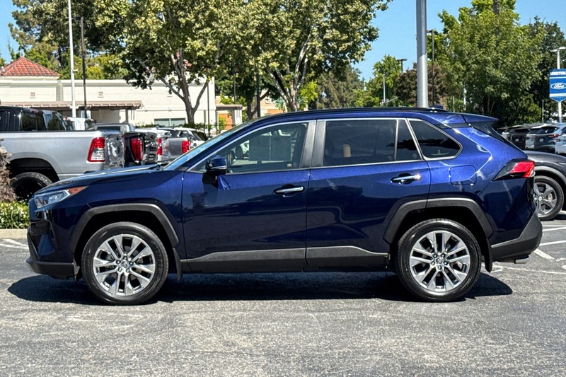 Toyota RAV4 Vehicle Full-screen Gallery Image 07