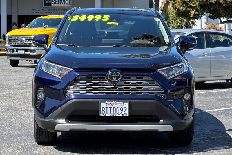 Toyota RAV4 Vehicle Full-screen Gallery Image 09