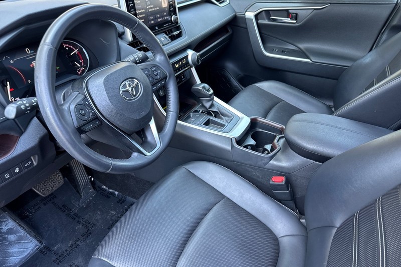 Toyota RAV4 Vehicle Full-screen Gallery Image 10