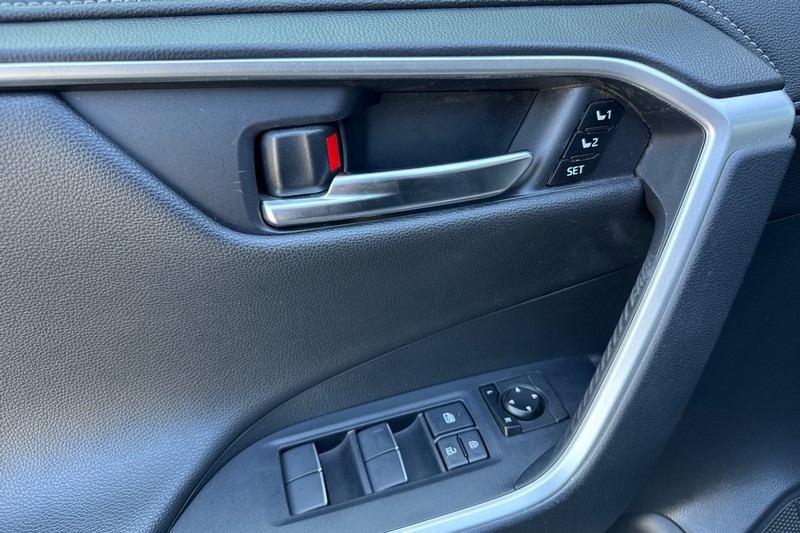 Toyota RAV4 Vehicle Full-screen Gallery Image 11