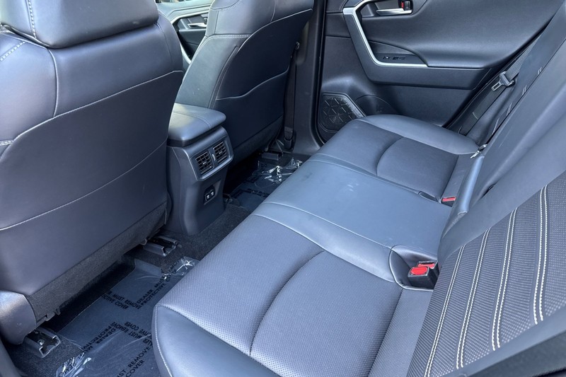 Toyota RAV4 Vehicle Full-screen Gallery Image 12