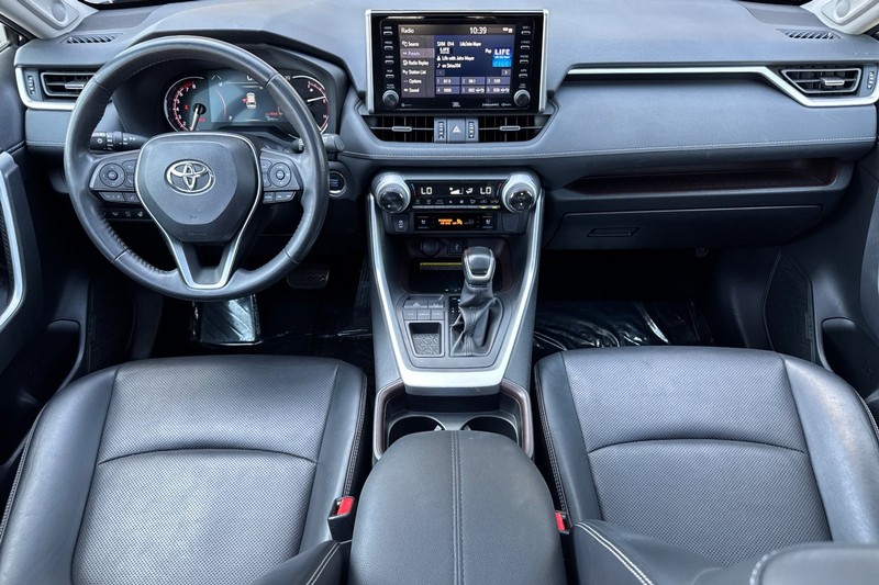 Toyota RAV4 Vehicle Full-screen Gallery Image 13