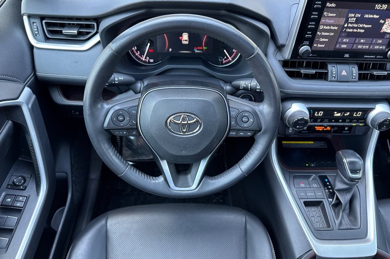 Toyota RAV4 Vehicle Full-screen Gallery Image 14