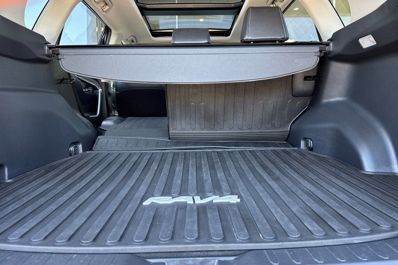Toyota RAV4 Vehicle Full-screen Gallery Image 15