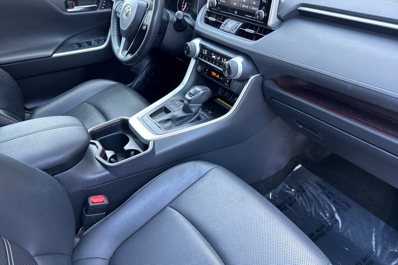 Toyota RAV4 Vehicle Full-screen Gallery Image 16