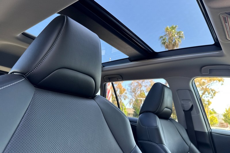 Toyota RAV4 Vehicle Full-screen Gallery Image 17
