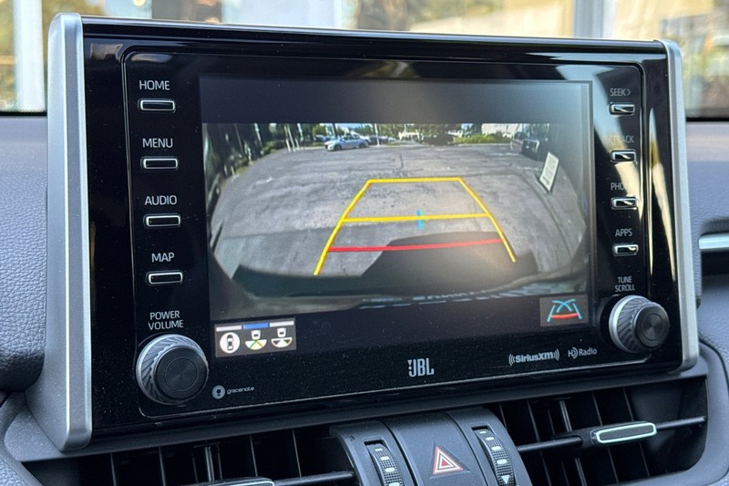 Toyota RAV4 Vehicle Full-screen Gallery Image 20