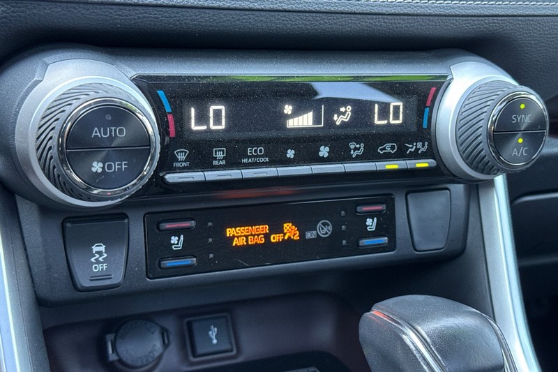 Toyota RAV4 Vehicle Full-screen Gallery Image 21