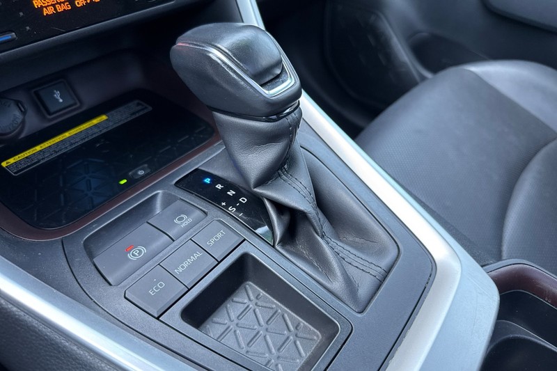 Toyota RAV4 Vehicle Full-screen Gallery Image 22