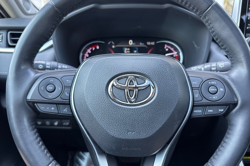Toyota RAV4 Vehicle Full-screen Gallery Image 24