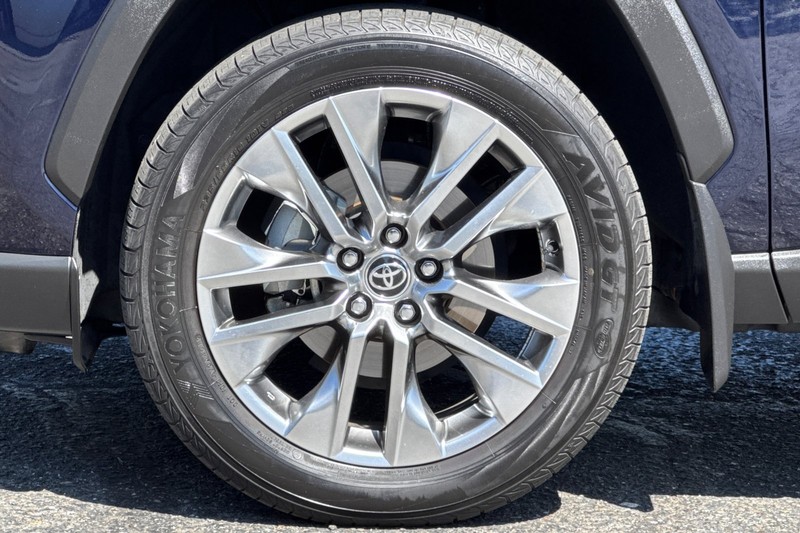 Toyota RAV4 Vehicle Full-screen Gallery Image 27