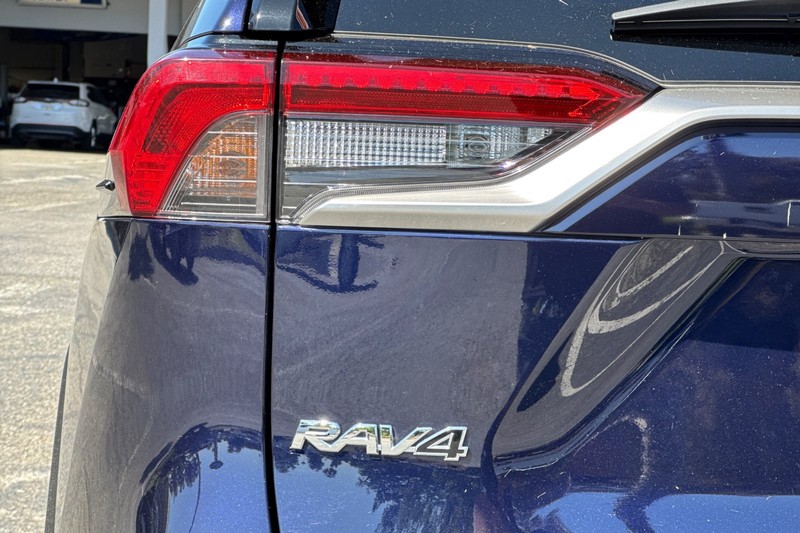 Toyota RAV4 Vehicle Full-screen Gallery Image 28
