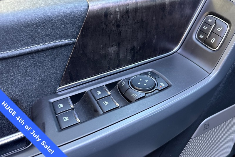 Ford F-150 Vehicle Full-screen Gallery Image 12