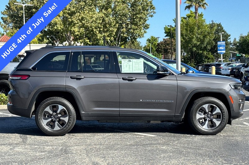 Jeep Grand Cherokee 4xe Vehicle Full-screen Gallery Image 03