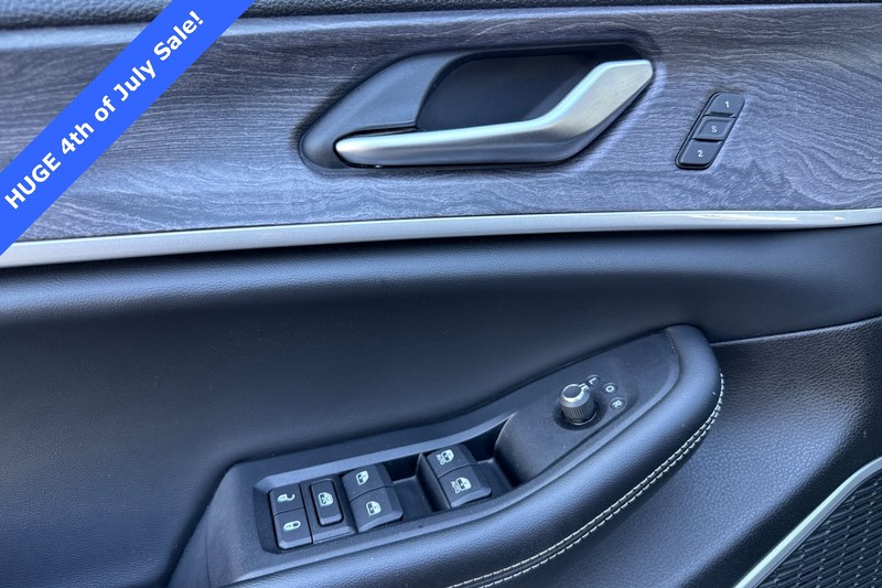 Jeep Grand Cherokee 4xe Vehicle Full-screen Gallery Image 11