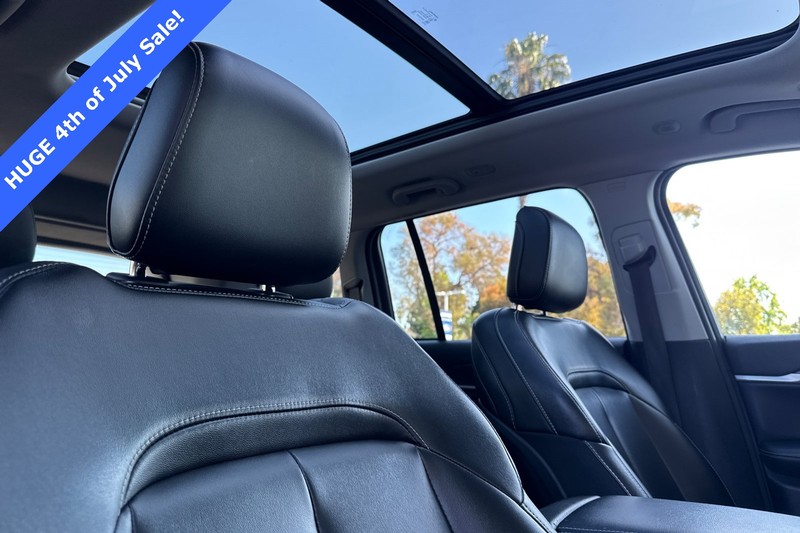 Jeep Grand Cherokee 4xe Vehicle Full-screen Gallery Image 17