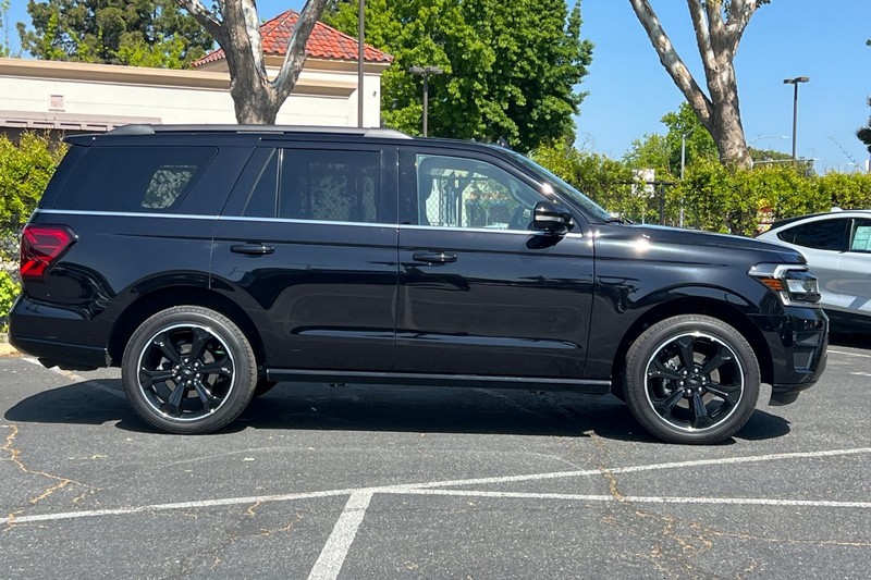 Ford Expedition Vehicle Full-screen Gallery Image 03