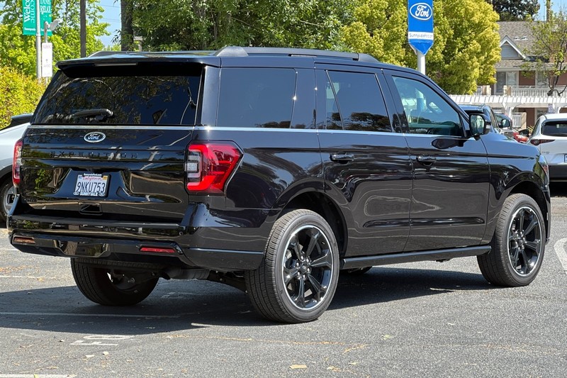 Ford Expedition Vehicle Full-screen Gallery Image 04