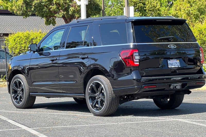 Ford Expedition Vehicle Full-screen Gallery Image 06