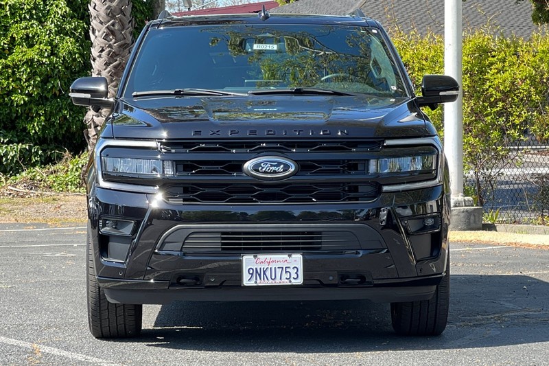 Ford Expedition Vehicle Full-screen Gallery Image 09