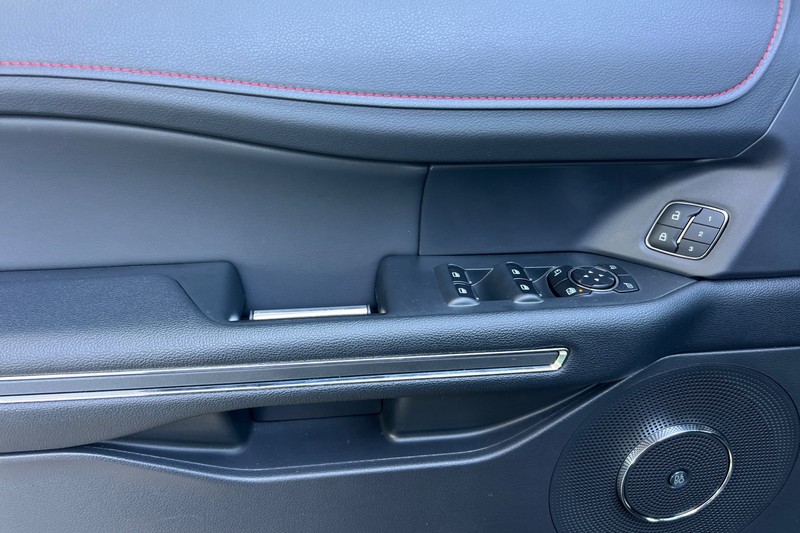 Ford Expedition Vehicle Full-screen Gallery Image 11