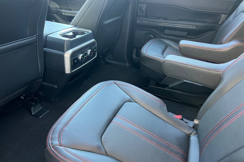 Ford Expedition Vehicle Full-screen Gallery Image 12