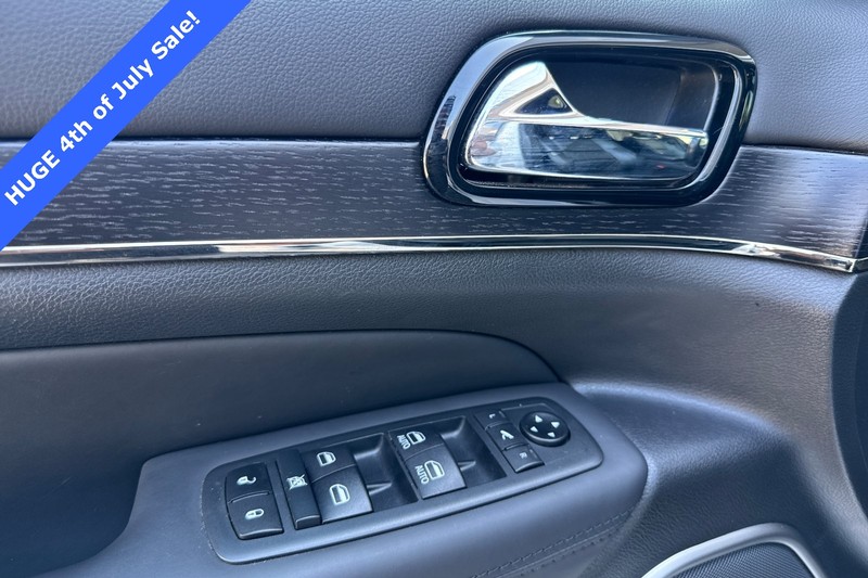 Jeep Grand Cherokee Vehicle Full-screen Gallery Image 11