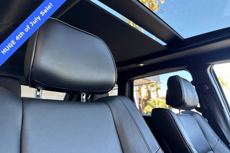 Jeep Grand Cherokee Vehicle Full-screen Gallery Image 17