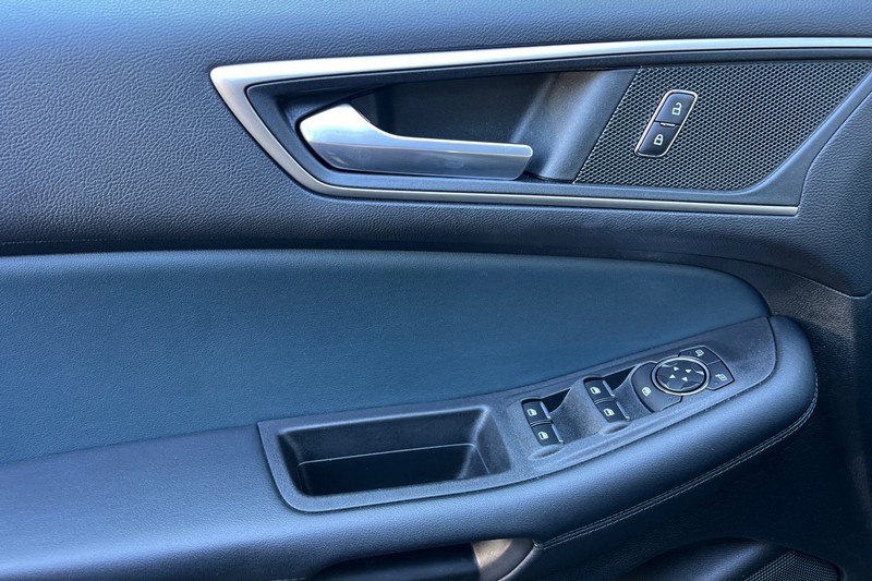 Ford Edge Vehicle Full-screen Gallery Image 12
