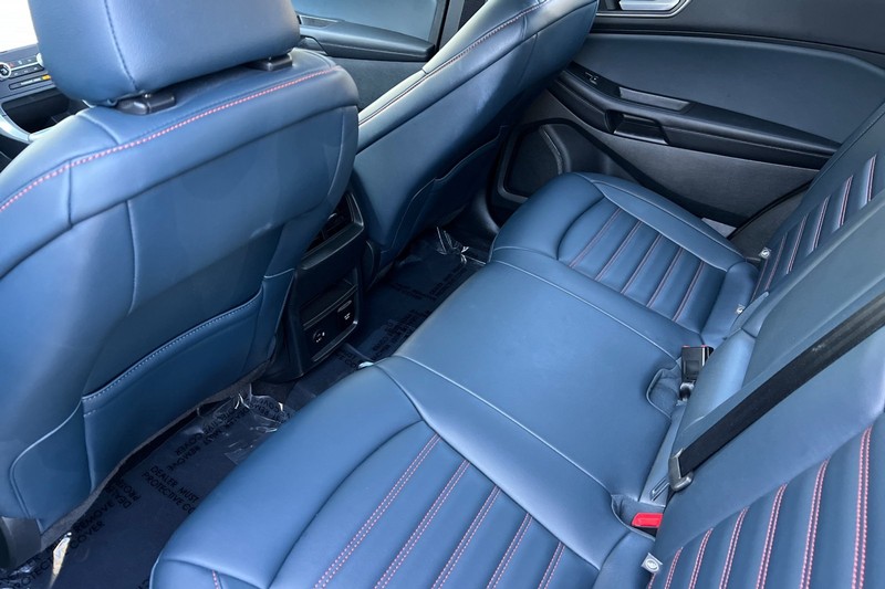 Ford Edge Vehicle Full-screen Gallery Image 13