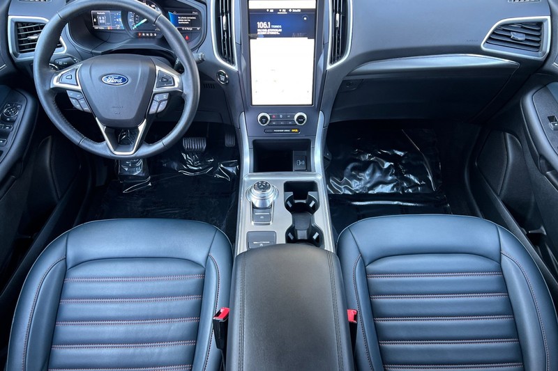 Ford Edge Vehicle Full-screen Gallery Image 14