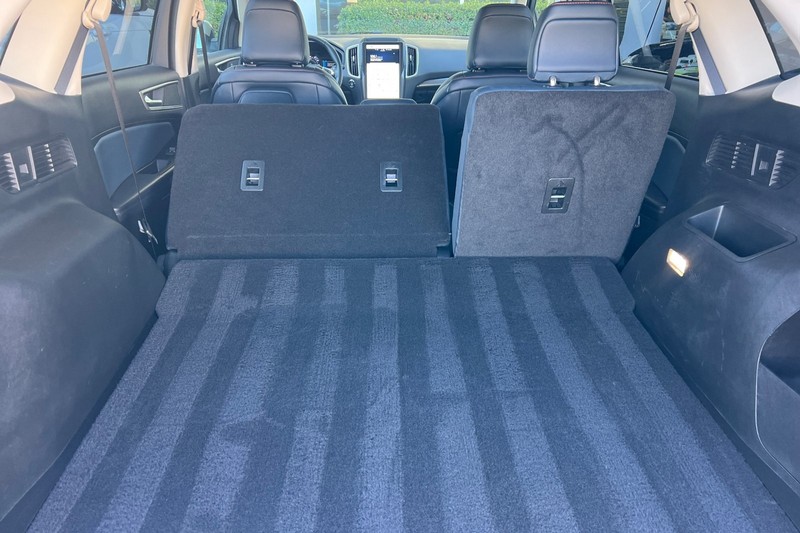 Ford Edge Vehicle Full-screen Gallery Image 16