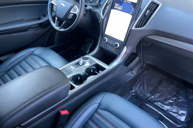 Ford Edge Vehicle Full-screen Gallery Image 17