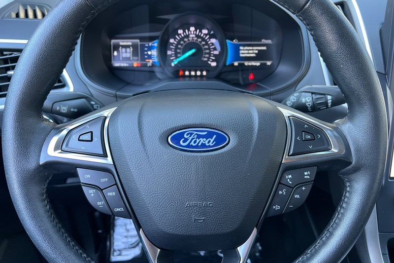 Ford Edge Vehicle Full-screen Gallery Image 24