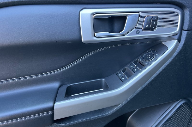 Ford Explorer Vehicle Full-screen Gallery Image 12